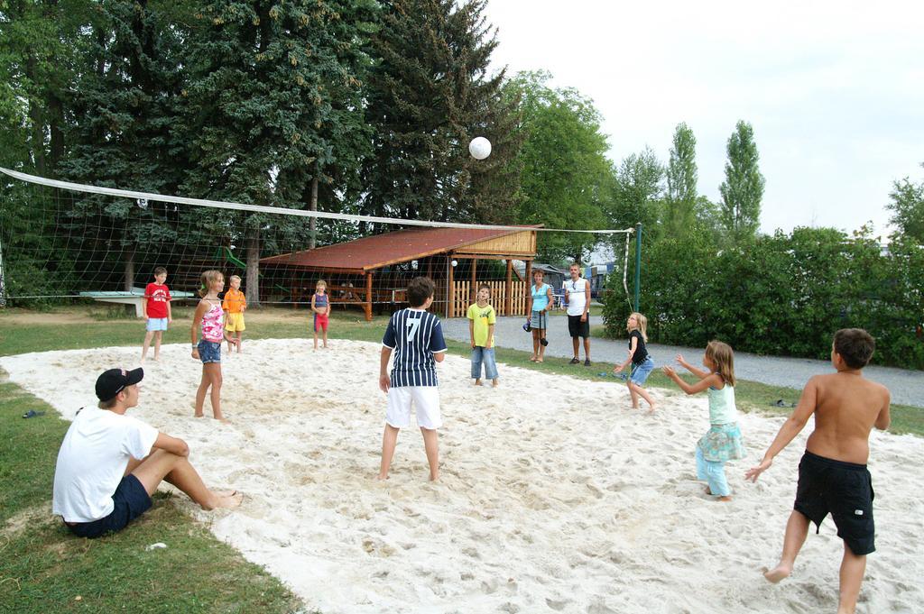 Camping Oase Praha Hotel Zlatniky  Exterior photo
