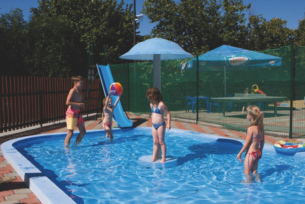 Camping Oase Praha Hotel Zlatniky  Exterior photo